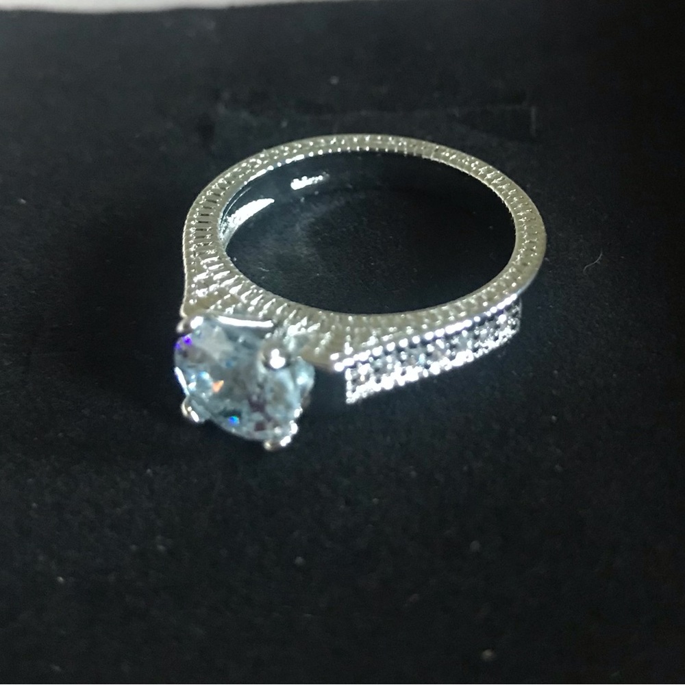 Elegant Sterling Silver Ring set with Clear Gemstone - Picture 3 of 4